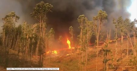 Ogniste tornado nagrane w Australii przez strażaka ochotnika