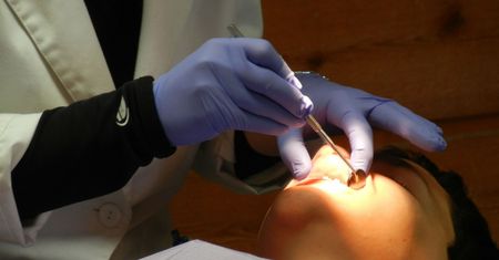 Innowacje w stomatologii przyciągają pacjentów do prywatnych gabinetów. Przyspieszają i ułatwiają proces leczenia