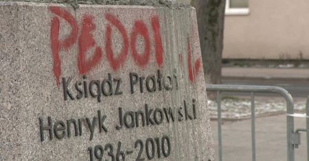 “Pedofil”, “Bądź za ofiarami”, “Zło”. Na cokole pomnika księdza Jankowskiego pojawiły się napisy