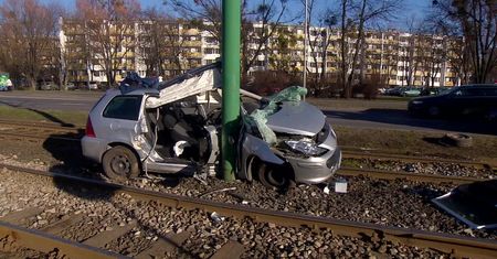 Zderzenie samochodu z tramwajem w Poznaniu. Kierowca w stanie ciężkim
