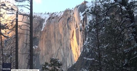 W parku Yosemite spłynął “ognisty” wodospad