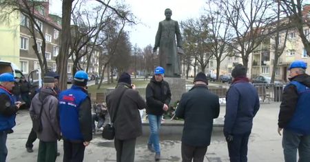 Pomnik księdza Jankowskiego wrócił na cokół. Ustawili go stoczniowcy Stoczni Gdańskiej