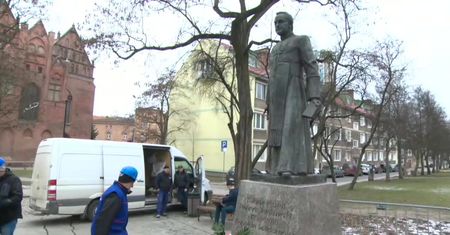 Czy pomnik ks. Jankowskiego to samowola budowlana?