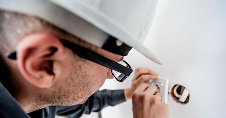 Za granicą pracuje ponad 2,5 mln Polaków. Co można zrobić żeby wrócili?