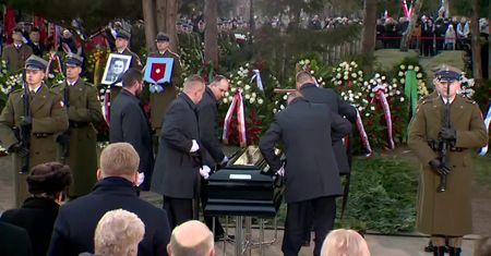 Jan Olszewski spoczął na cmentarzu na Powązkach Wojskowych w Warszawie