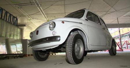 Zabytkowy fiat 500 wzniósł się w powietrze nad Szczecinem. Stał się wystrojem wnętrza jednego z biurowców