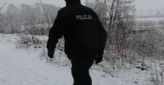 EŁK: POLICJANCI POMOGLI WYZIĘBIONYM DZIECIOM, KTÓRE PO ZMROKU ZGUBIŁY SIĘ W LESIE