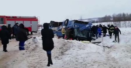 Wypadek autokaru wiozącego dzieci w Rosji. Zginęło 7 osób, w tym czworo dzieci
