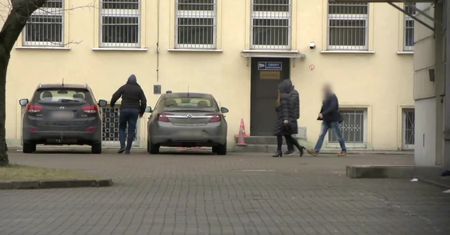 Trzymiesięczny areszt dla dwóch biznesmenów podejrzanych o udzielanie korzyści osobistej S. Niesiołowskiemu