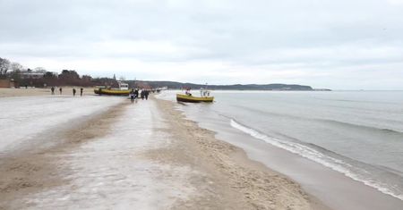 Ekolodzy i rybacy razem sprzątali Bałtyk. Wyciągnęli prawie 8 ton sieci widmo