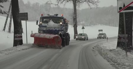 Obfite opady śniegu w Kamiennej Górze. Mieszkańcy muszą się zmagać ze śliskimi drogami i zasypanymi samochodami