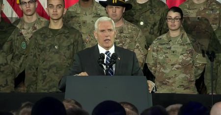 “Stany Zjednoczone stoją z Polską ramię w ramię”. Wiceprezydent USA M. Pence przemawiał do amerykańskich i polskich żołnierzy