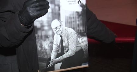 “Czas kończyć żałobę, ale to nie koniec naszej pamięci”. Setki Gdańszczan uczciło pamięć P. Adamowicza w miesięcznice jego śmierci