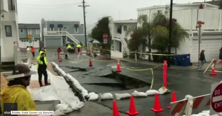 Ogromna dziura na jednej z ulic w Hermosa Beach. To efekt dużych opadów deszczu