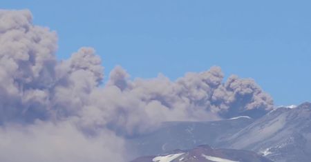 Etna znowu się przebudziła. Nad wulkanem pojawiły się kłęby dymu