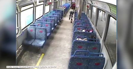 Zostawił dziecko w pociągu i poszedł zapalić. Pociąg odjechał