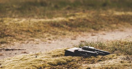 Strzelali do aut z broni. Policja zatrzymała dwie osoby odpowiedzialne za uszkodzenie 13 samochodów