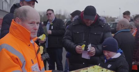 Kibice Cardiff City rozdawali żonkile przed meczem z Southampton. W ten sposób uczcili pamięć Emiliano Sali