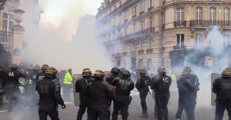 “Żółte kamizelki” i chiński smok. Starcia z policją w Paryżu podczas 13. tygodnia protestów