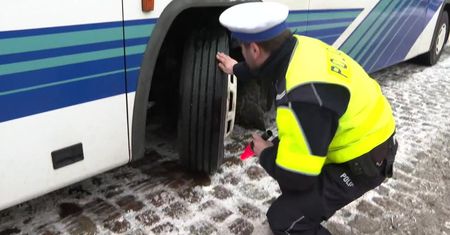 Policja kontroluje autobusy wiozące dzieci na ferie. W Szczecinie nie zatrzymano ani jednego dowodu rejestracyjnego