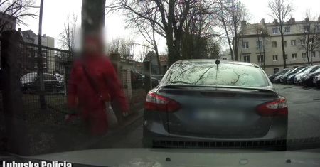 60-latka ostrym kamieniem zniszczyła zaparkowane samochody. Grozi jej nawet do 5 lat pozbawienia wolności