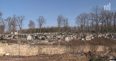 Śmieciowisko na przedborskim cmentarzem