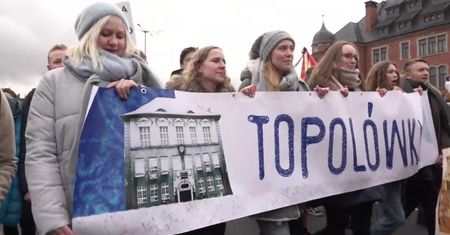 Licealiści przeciw mowie nienawiści. Tysiące młodych ludzi przemaszerowały ulicami Gdańska