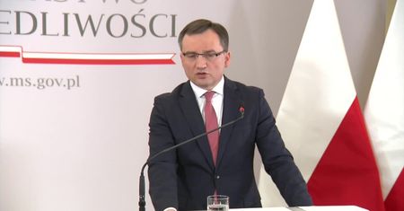 Ziobro przegrał proces, będzie musiał przeprosić sędzinę