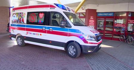 “Na tę karetkę czekały noworodki”. Poznański szpital otrzymał specjalistyczny pojazd od WOŚP