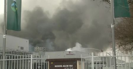 Pożar hali magazynowej w Warszawie. Ewakuowano około 100 osób