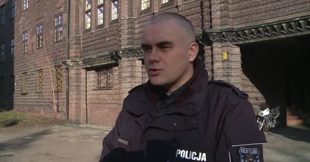 Błąkała się po mieście bez ciepłej odzieży i w kapciach. Policjanci z Legnicy uratowali starszą kobietę