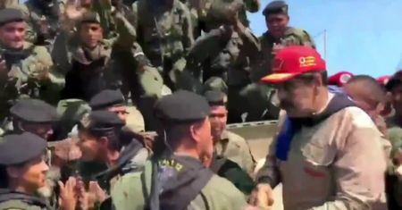 J. Guaido obiecuje żołnierzom amnestię, N. Maduro dowodzi ćwiczeniami wojskowymi