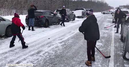 Karambol na autostradzie? Czemu by… nie zagrać w hokeja