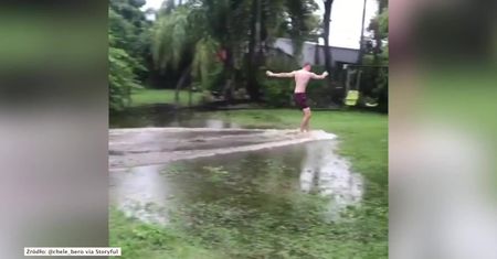 Ten mężczyzna zrobił wrażenie na swoim psie… surfując w ogródku