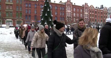 Polonez w centrum Rudy Śląskiej. Maturzyści zatańczyli z wiceprezydentem miasta