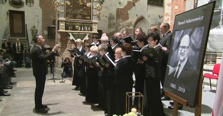 “On jest ciągle z nami”. Mieszkańcy Gdańska wspominali Pawła Adamowicza podczas “Pustej nocy”