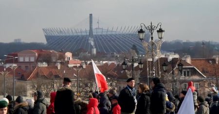Kilka tysięcy warszawiaków oglądało pogrzeb Pawła Adamowicza na placu Zamkowym. Odegrano hejnał Gdańska