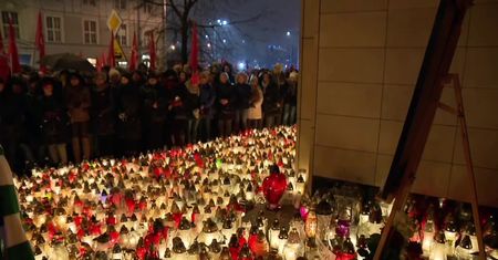 Masowe czuwanie przed Urzędem Miasta w Gdańsku