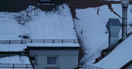 Usuwanie śniegu z dachu i samochodu to nie wygoda, a obowiązek