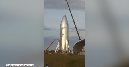Elon Musk zaprezentował statek kosmiczny, który zabierze turystów w kosmos