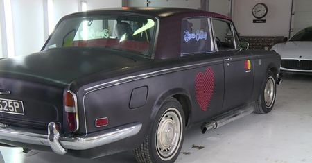 Jeden z najbardziej oryginalnych rolls royce’ów na świecie czeka na nowego właściciela. Model Shadow zmodyfikowany przez braci Collins trafił na aukcję WOŚP