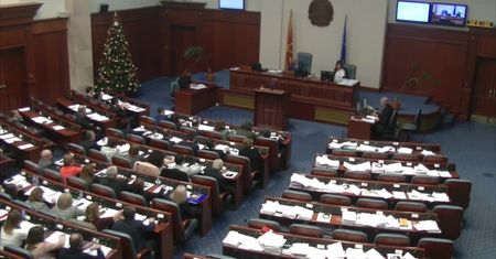 Macedonia Północna zamiast Macedonii. Parlament, mimo protestów, przegłosował zmianę nazwy