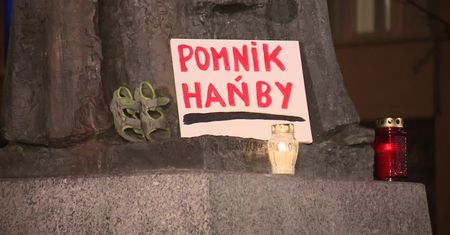 „Oczekuję, że Kościół przeprosi za swoje grzechy”. Kolejny protest przed pomnikiem ks. H. Jankowskiego w Gdańsku