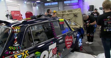 „Dla Jurka okleimy wszystko”. Specjalny Fiat 125p trafił na aukcję WOŚP we Wrocławiu