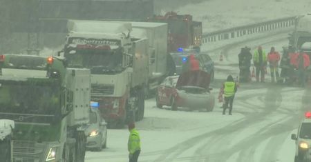 Sześć samochodów w tym dwie ciężarówki i bus zderzyły się na autostradzie A4