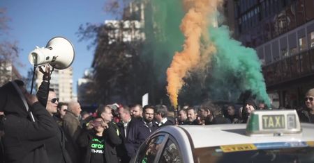 Klaksony, race, petardy i zablokowane ulice. Taksówkarze protestowali w Madrycie przeciw aplikacjom do zamawiania przejazdów