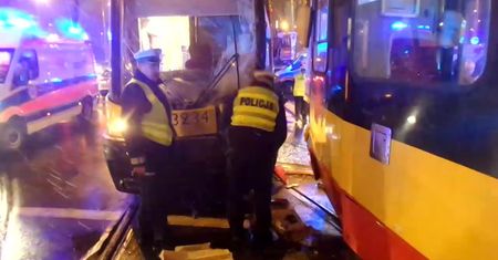 Czołowe zderzenie tramwajów w Warszawie. Do szpitala trafiło kilkanaście osób