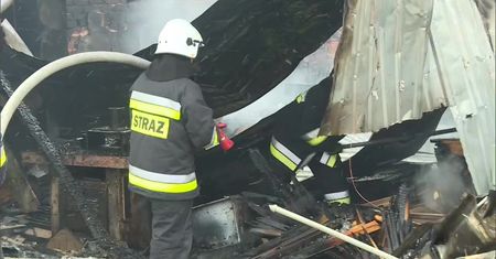 “Silny wiatr utrudniał akcję gaśniczą”. Pożar fabryki mebli w Wieruszowie