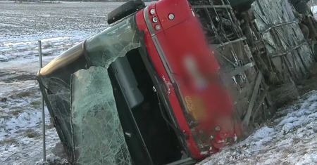 Zjechał z drogi i bokiem wpadł do rowu. 12 osób rannych po wypadku autokaru w Garwolinie