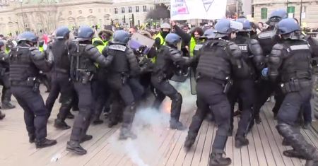 Starcia na ulicach Paryża w czasie protestu “żółtych kamizelek” Demonstracje trwają już od 8 tygodni